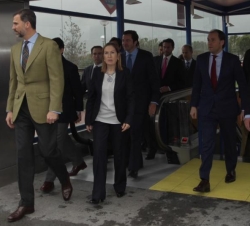 Don Felipe tras la visita a las obras de prolongación de la línea 9 de Metro de Madrid, a su salida de la estación de Mirasierra